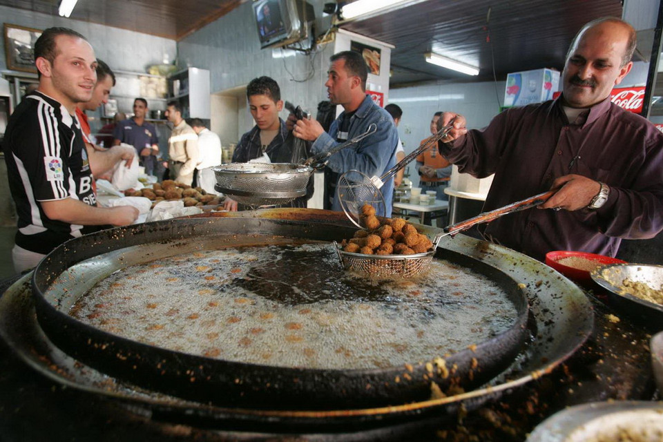Falafel (Israel) là món khai vị rất đặc biệt, nó phù hợp cho bữa trưa và bữa tối của gia đình. Món ăn có vị thơm của đậu, rau mùi và vị béo của sốt sữa chua. Bên cạnh đó, nhân của bánh được có thể làm từ nhiều loại thịt. (Nguồn: Getty Images)