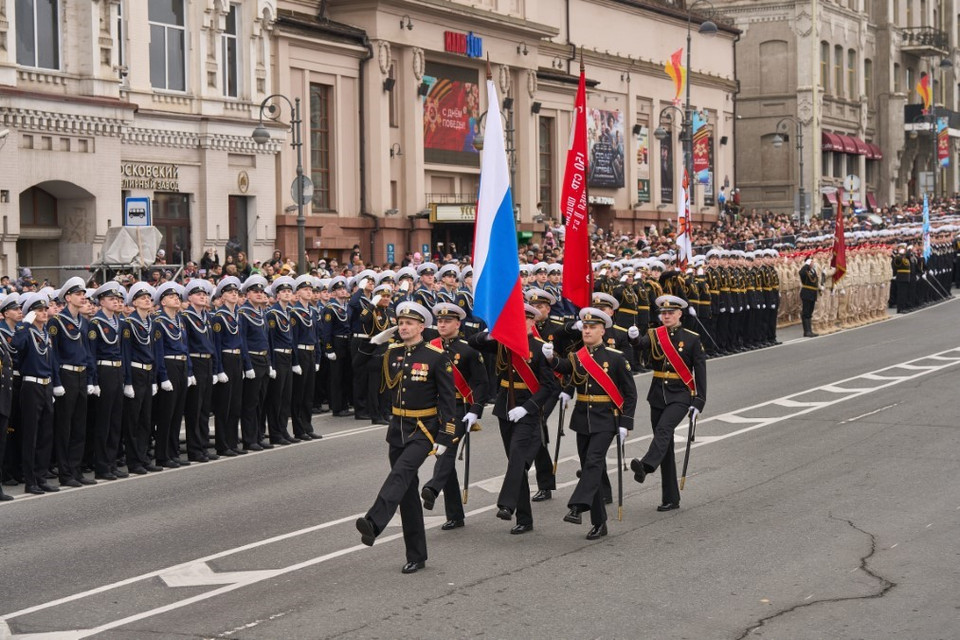 Binh sỹ tham gia Lễ duyệt binh kỷ niệm Ngày Chiến thắng trên Quảng trường Đỏ ở Vladivostok (Nga) ngày 9/5/2024. (Ảnh: THX/TTXVN)