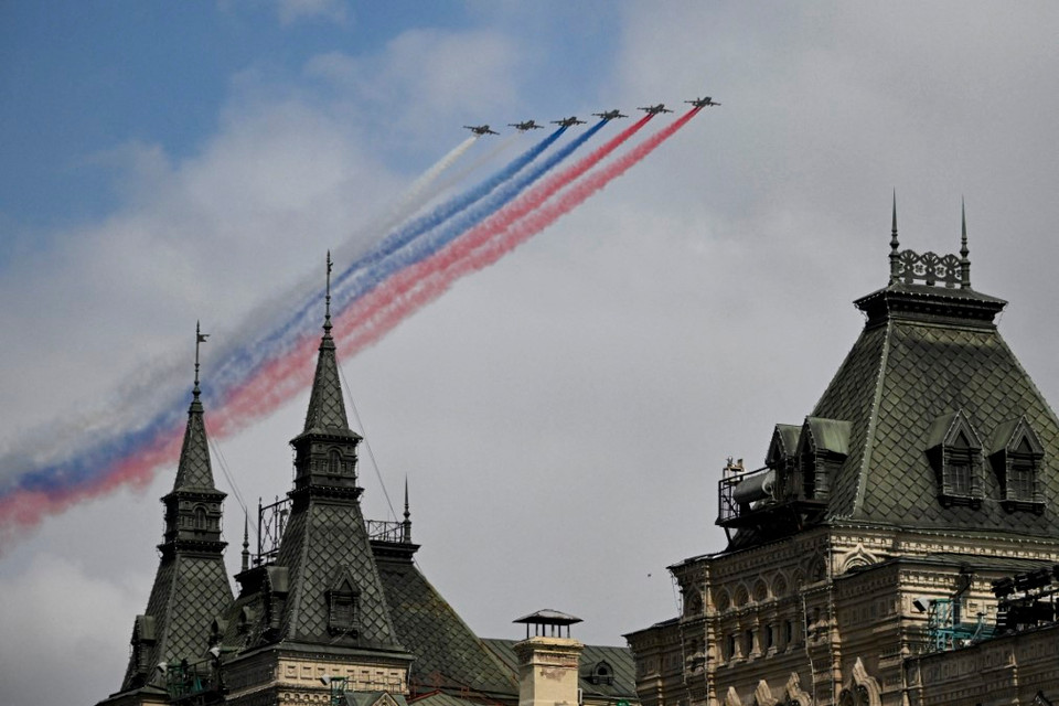 Tiêm kích Sukhoi Su-25 của Nga trình diễn tại lễ duyệt binh kỷ niệm 79 năm Ngày Chiến thắng trên Quảng trường Đỏ ở Moskva, ngày 9/5/2024. (Ảnh: AFP/TTXVN)