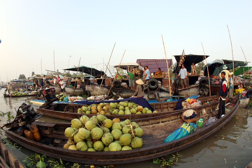 Mua bán hàng trên chợ nổi Ngã Năm. (Ảnh: Huy Hùng/TTXVN)