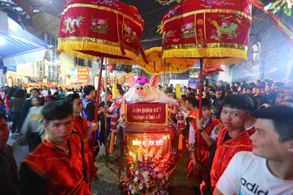 Các thôn xóm rước Ông Lợn ra đình La Phù. (Ảnh: Danh Lam/TTXVN)