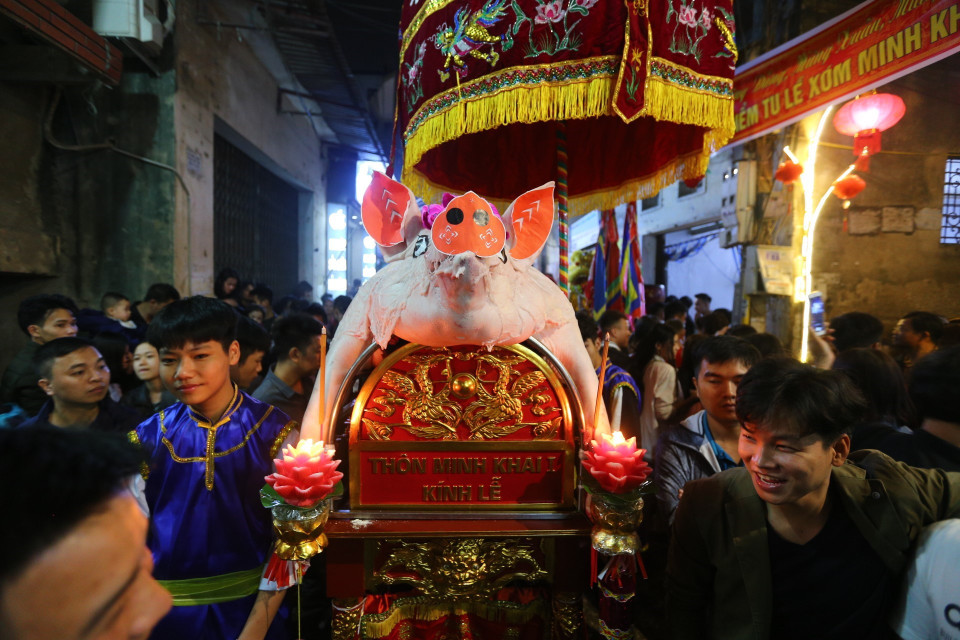 Các thôn xóm rước Ông Lợn ra đình La Phù. (Ảnh: Danh Lam/TTXVN)