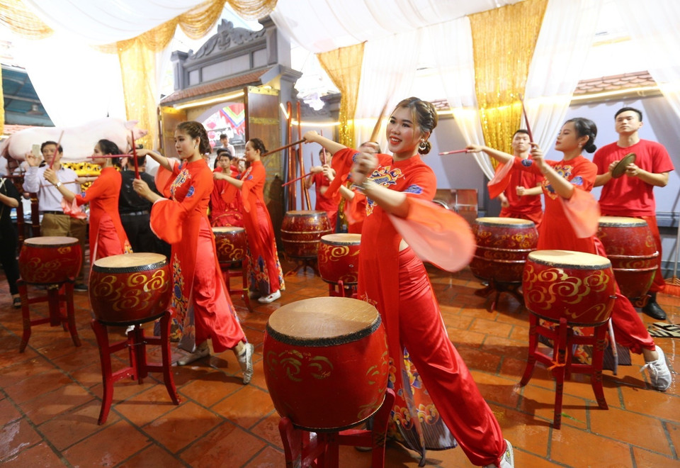 Biểu diễn chào mừng tại nhà Ông Đám - nơi được chọn để chuẩn bị trang trí Ông Lợn tại thôn Quyết Tiến. (Ảnh: Danh Lam/TTXVN)