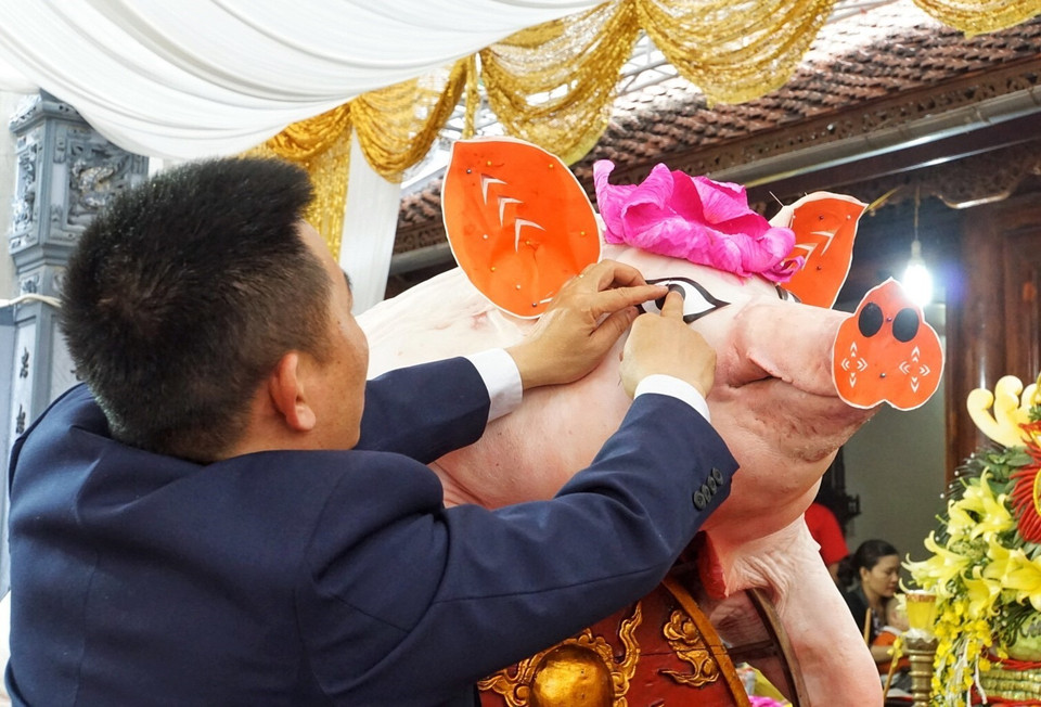 Trang trí Ông Lợn trước khi rước của thôn Quyết Tiến. (Ảnh: Danh Lam/TTXVN)