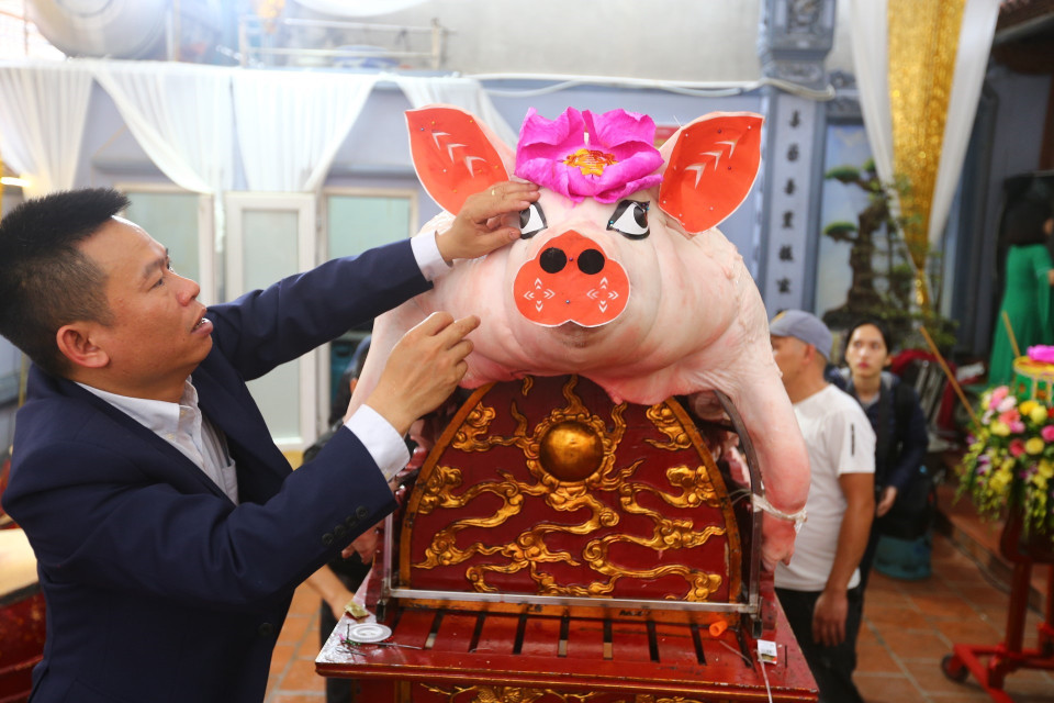 Trang trí Ông Lợn trước khi rước của thôn Quyết Tiến. (Ảnh: Danh Lam/TTXVN)