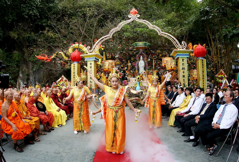 Nghi thức múa dâng hoa Đức Bồ Tát Quán Thế Âm. (Ảnh: Trần Lê Lâm/TTXVN)