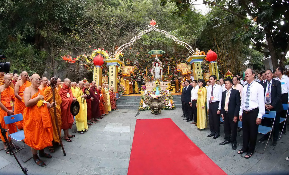 Các đoàn đại biểu tham dự nghi thức chính tại Lễ hội Quán Thế Âm 2017. (Ảnh: Trần Lê Lâm/TTXVN)