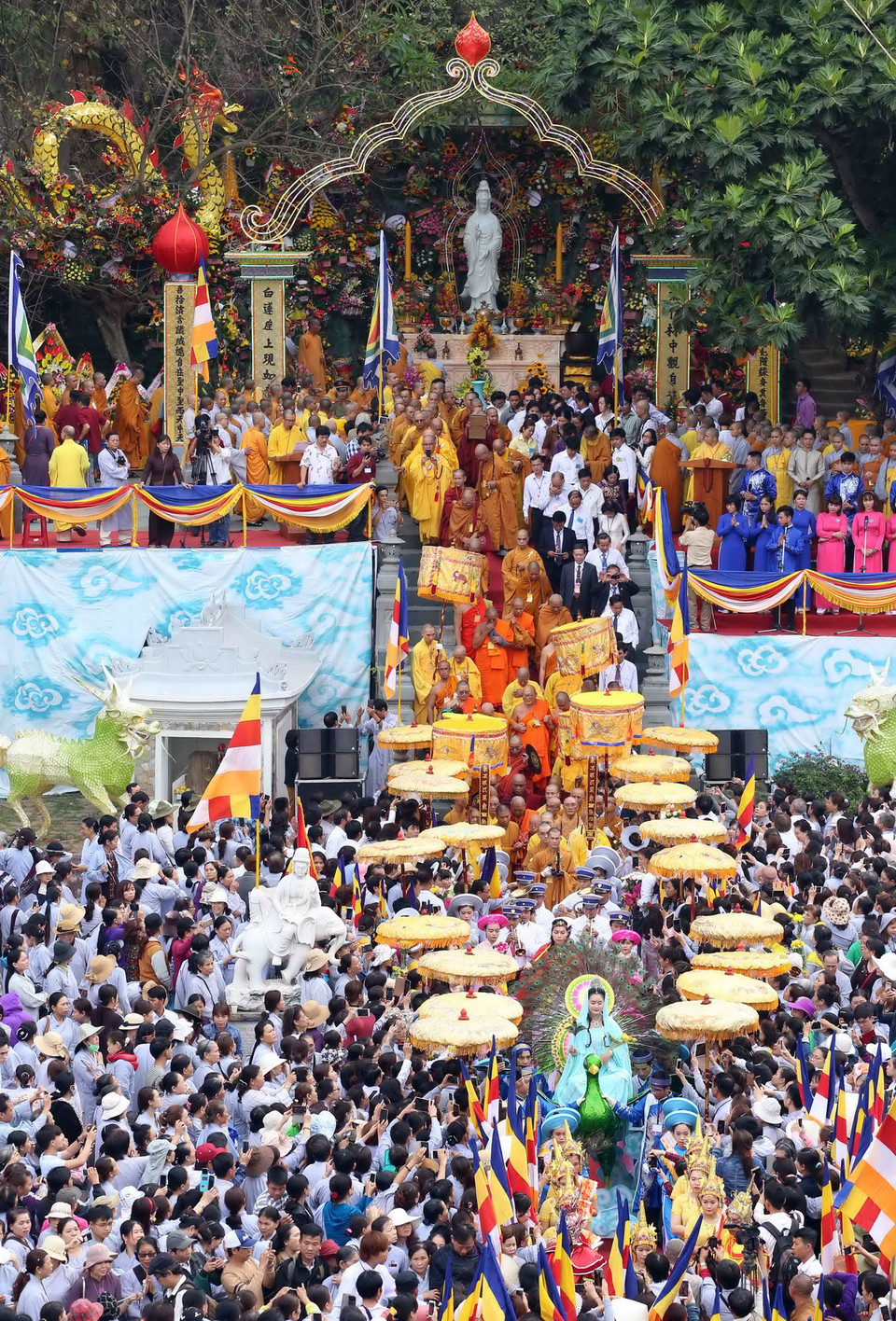 Nghi thức rước Đức Bồ Tát Quán Thế Âm tại lễ hội. (Ảnh: Trần Lê Lâm/TTXVN)