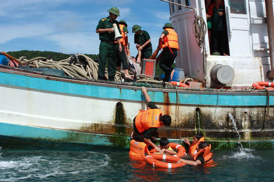 Lực lượng Bộ đội Biên phòng Kiên Giang tham gia cứu nạn trên biển. (Ảnh: Lê Sen/TTXVN)