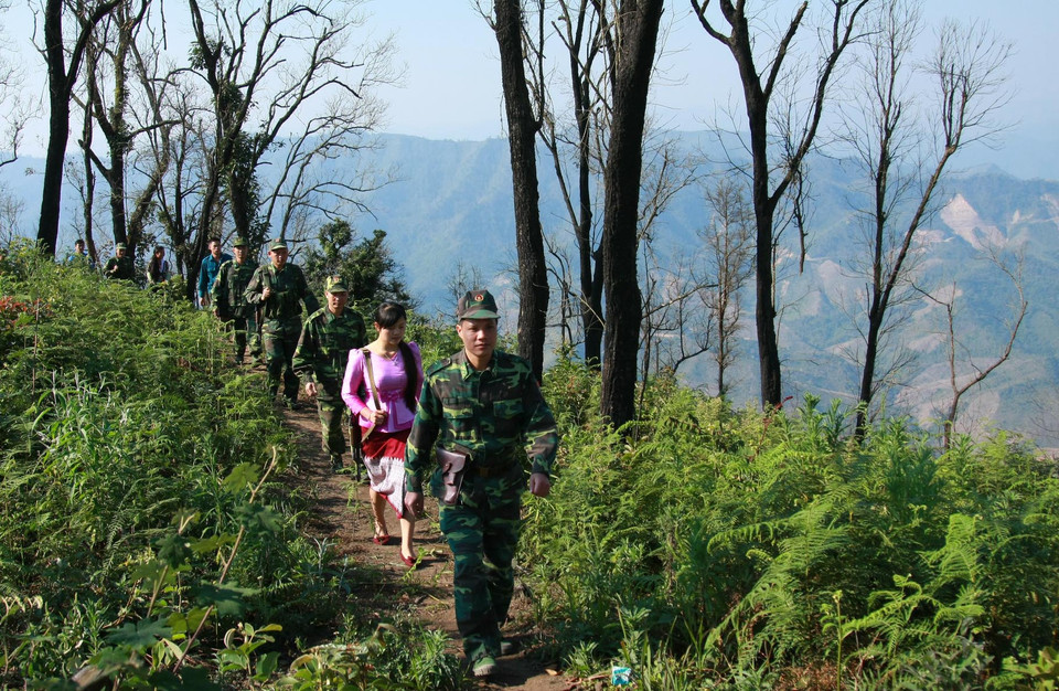  Lực lượng biên phòng Đồn biên phòng Mường Lạn cùng dân quân địa phương đi tuần tra biên giới. (Ảnh: Nguyễn Chiến/TTXVN)