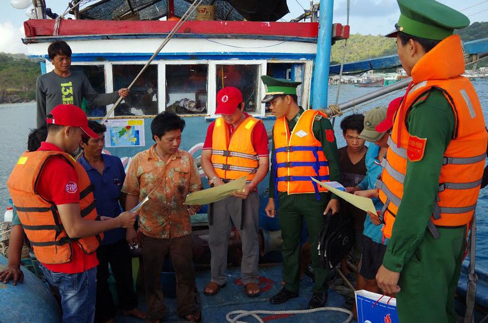 Bộ đội Biên phòng Kiên Giang tuyên truyền phổ biến pháp luật cho ngư dân. (Ảnh: Lê Sen/TTXVN)