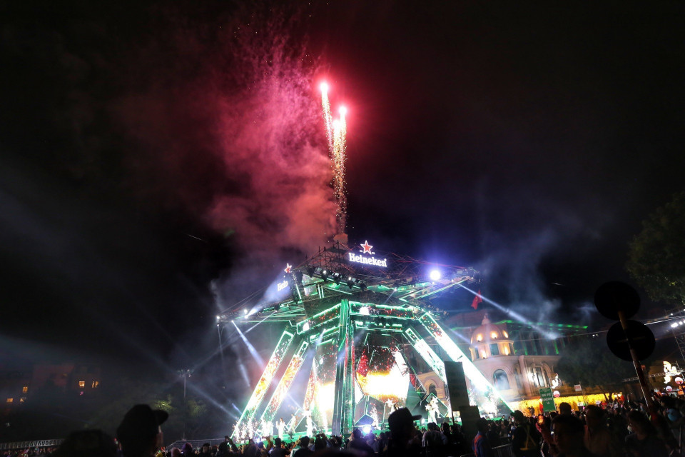 Màn pháo hoa chào năm mới 2023 tại Quảng trường Cách mạng tháng Tám. (Ảnh: Tuấn Đức/TTXVN)