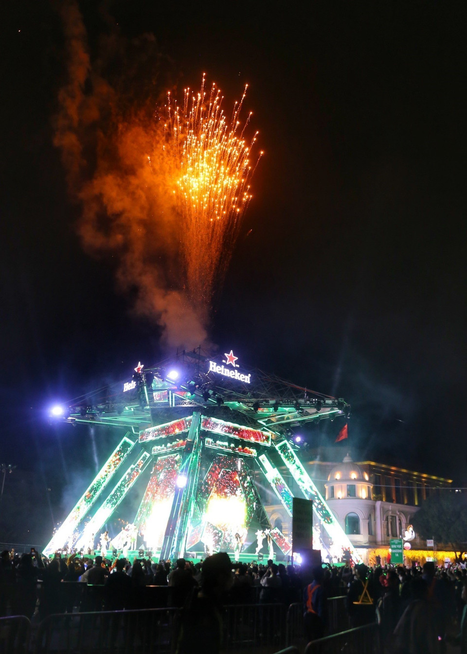 Màn pháo hoa chào năm mới 2023 tại Quảng trường Cách mạng tháng Tám. (Ảnh: Tuấn Đức/TTXVN)