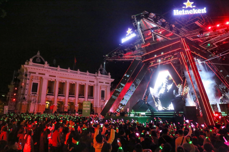 Quảng trưởng Cách mạng tháng Tám bùng nổ trước những màn biểu diễn sôi động. (Ảnh: Tuấn Đức/TTXVN)