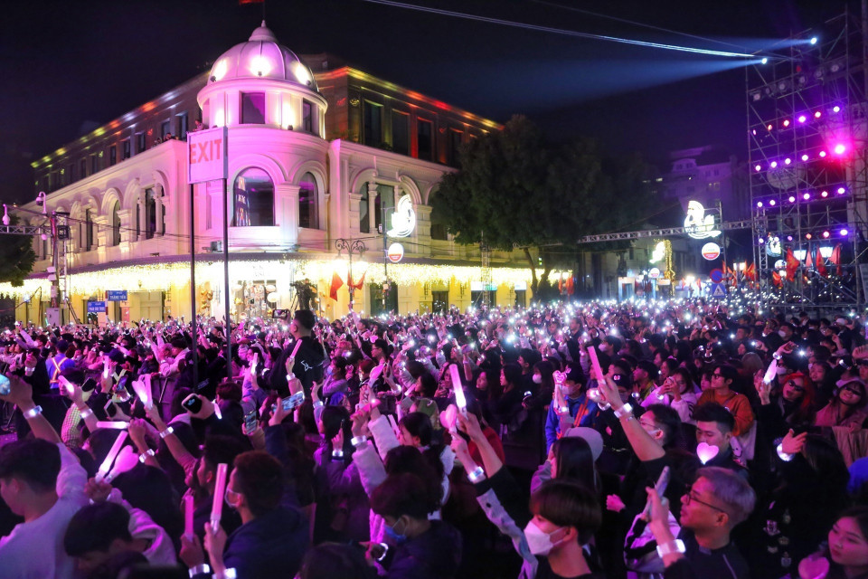 Quảng trưởng Cách mạng tháng Tám bùng nổ trước những màn biểu diễn sôi động. (Ảnh: Tuấn Đức/TTXVN)