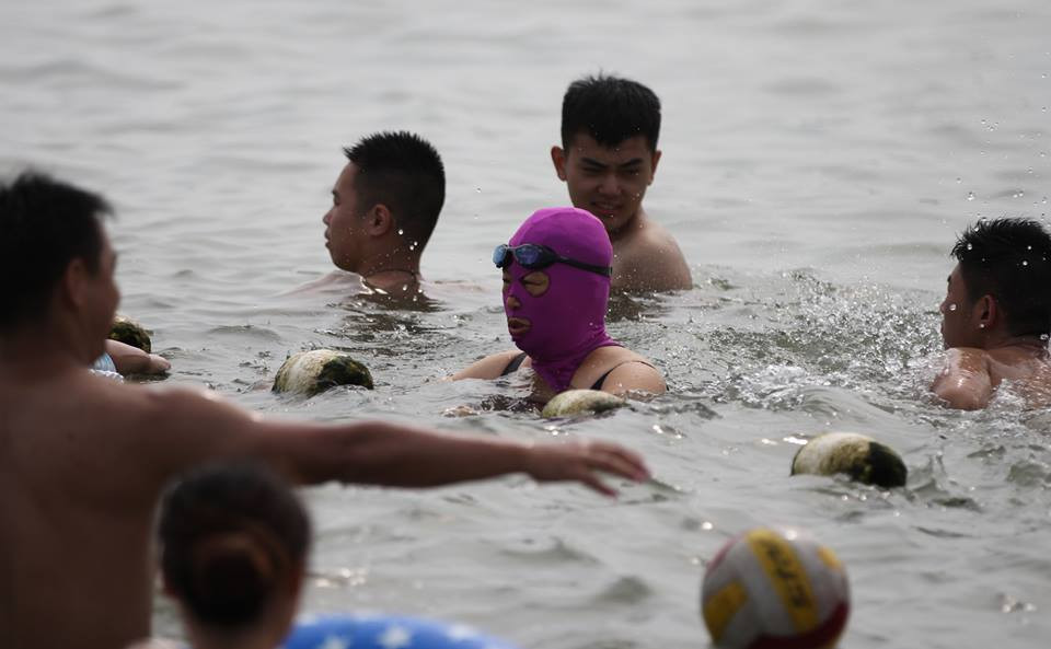 Đây đều là những người phụ nữ đã về hưu và đang tận hưởng kỳ nghỉ hè ở biển. (Nguồn: CCTVNews)