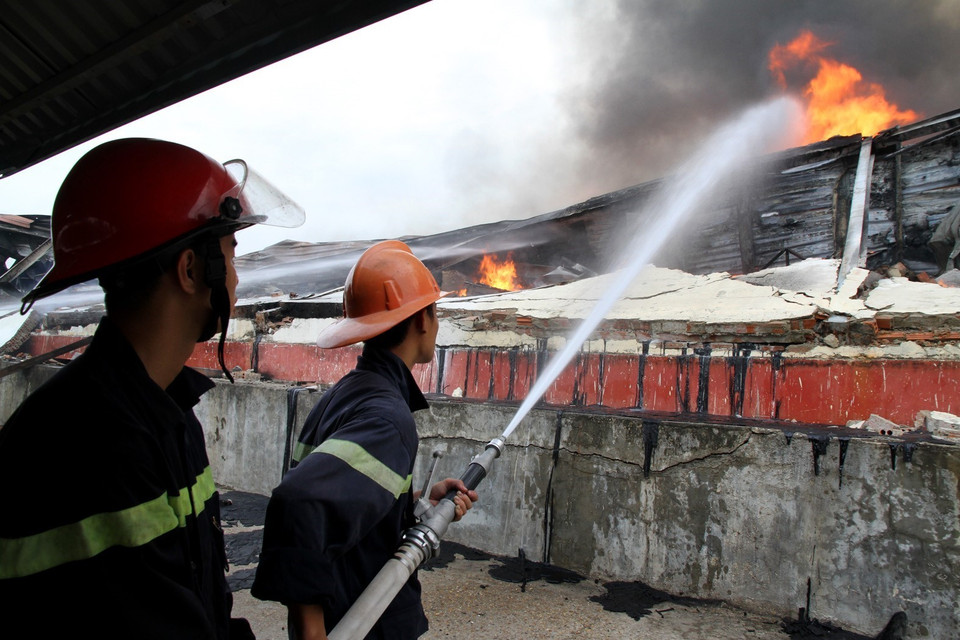  Lực lượng phòng cháy chữa cháy tích cực dập lửa tại khu vực cháy. (Ảnh: Trung Kiên/TTXVN)