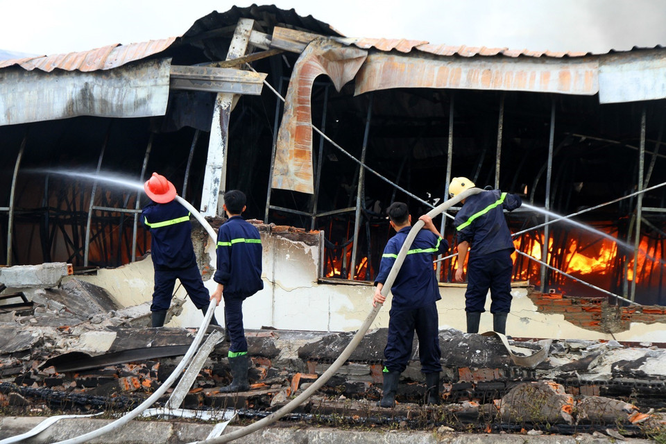 Lực lượng phòng cháy chữa cháy tích cực dập lửa tại khu vực cháy. (Ảnh: Trung Kiên/TTXVN)
