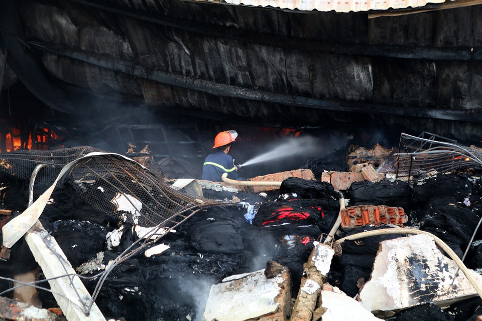 Lực lượng phòng cháy chữa cháy tích cực dập lửa tại khu vực cháy. (Ảnh: Trung Kiên/TTXVN)