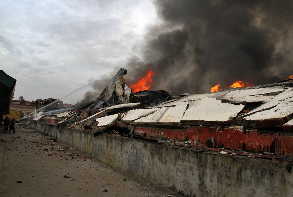 Đám cháy lớn tại khu vực hiện trường vụ cháy. (Ảnh: Trung Kiên/TTXVN)