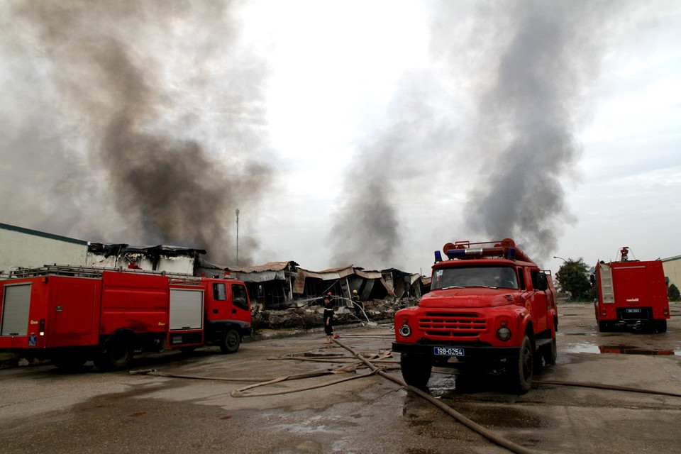 Xe chữa cháy tại khu vực cháy. (Ảnh: Trung Kiên/TTXVN)