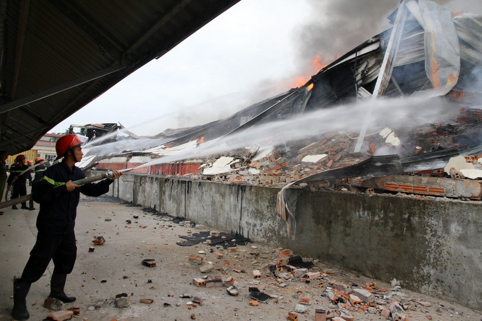 Một vụ cháy lớn xảy ra vào khoảng 23 giờ 30 ngày 13/6, tại Công ty Yakjin Việt Nam, khu Công nghiệp Thụy Vân, Việt Trì. Lực lượng chức năng đã huy động hơn 20 xe chữa cháy. (Ảnh: Trung Kiên/TTXVN)