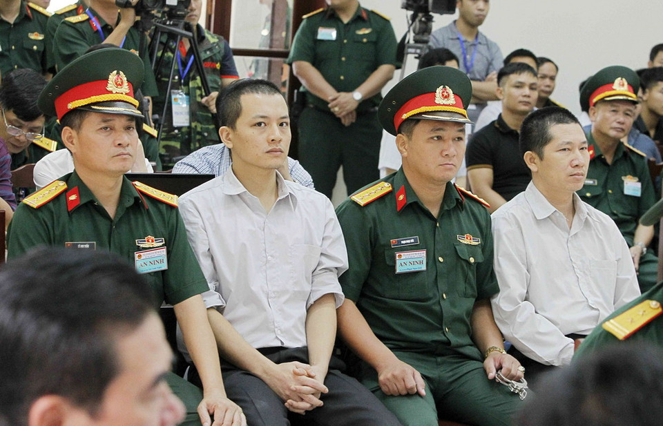 Bị cáo Trần Xuân Sơn (bên trái), nguyên Giám đốc Chi nhánh Công ty Cổ phần Phát triển đầu tư Thái Sơn (Bộ Quốc phòng) và bị cáo Trần Văn Lâm (bên phải), nguyên Tổng giám đốc điều hành Công ty Cổ phần Đầu tư Thái Sơn (Bộ Quốc phòng) tại phòng xét xử. (Ảnh: Văn Điệp/TTXVN)