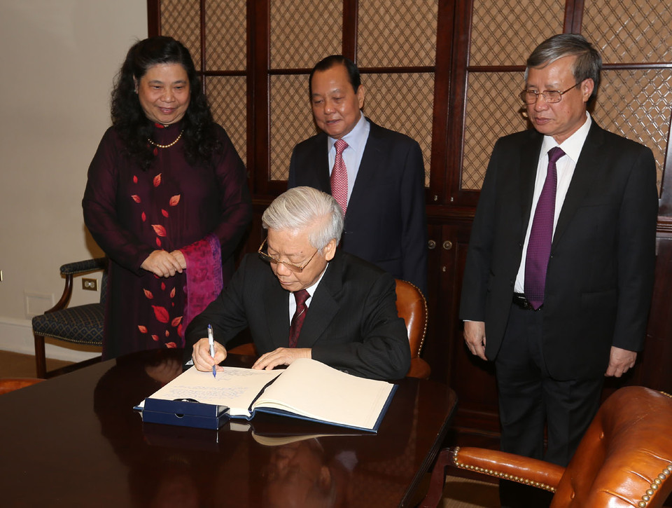 Tổng Bí thư Nguyễn Phú Trọng ký sổ lưu niệm tại Nhà trắng. (Ảnh : Trí Dũng/TTXVN)