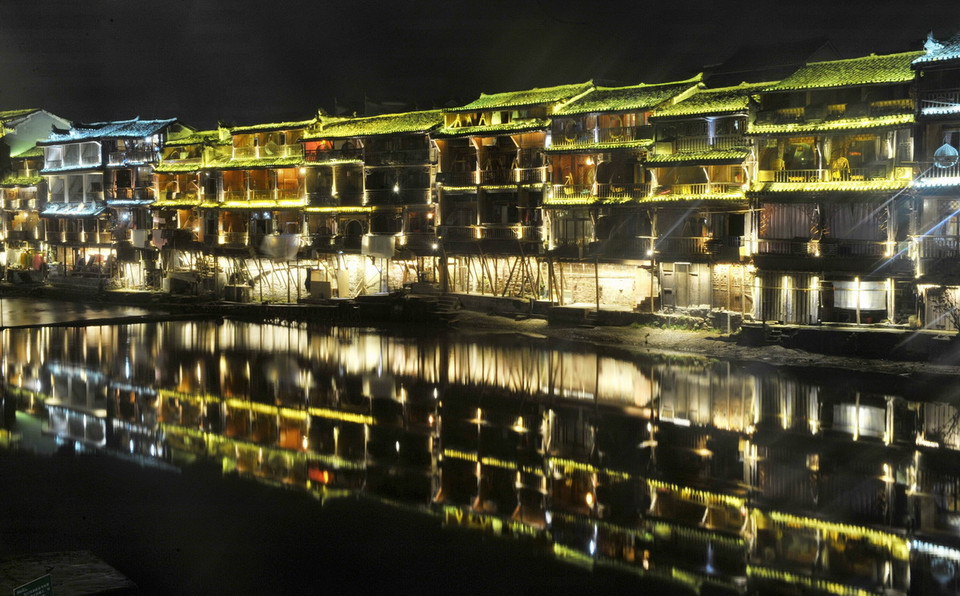 Cảnh sắc lung linh trong đêm ở thị trấn cổ Phượng Hoàng, tỉnh Hồ Nam, miền Trung Nam Trung Quốc đêm 5/1/2015. (Nguồn: THX/TTXVN)