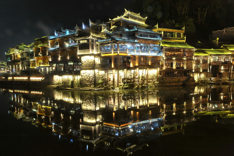 Cảnh sắc lung linh trong đêm ở thị trấn cổ Phượng Hoàng, tỉnh Hồ Nam, miền Trung Nam Trung Quốc đêm 5/1/2015. (Nguồn: THX/TTXVN)