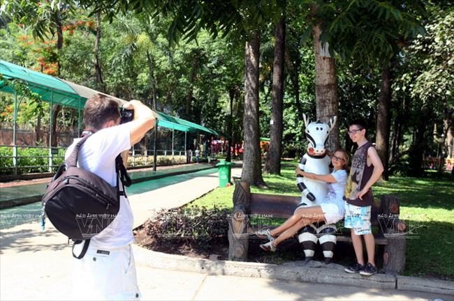 Du khách nước ngoài chụp hình ghi lại khoảnh khắc trong Thảo Cầm viên Sài Gòn. (Ảnh: Lê Minh/Báo ảnh Việt Nam)