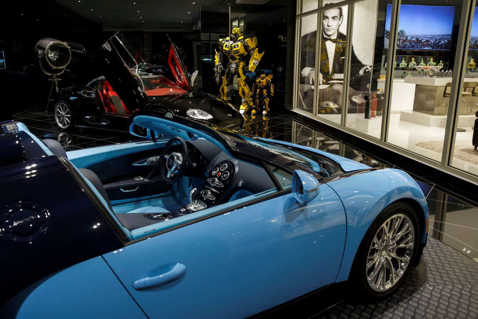 Một tủ trưng bày những món đồ chơi đẳng cấp. (Nguồn: Bloomberg)