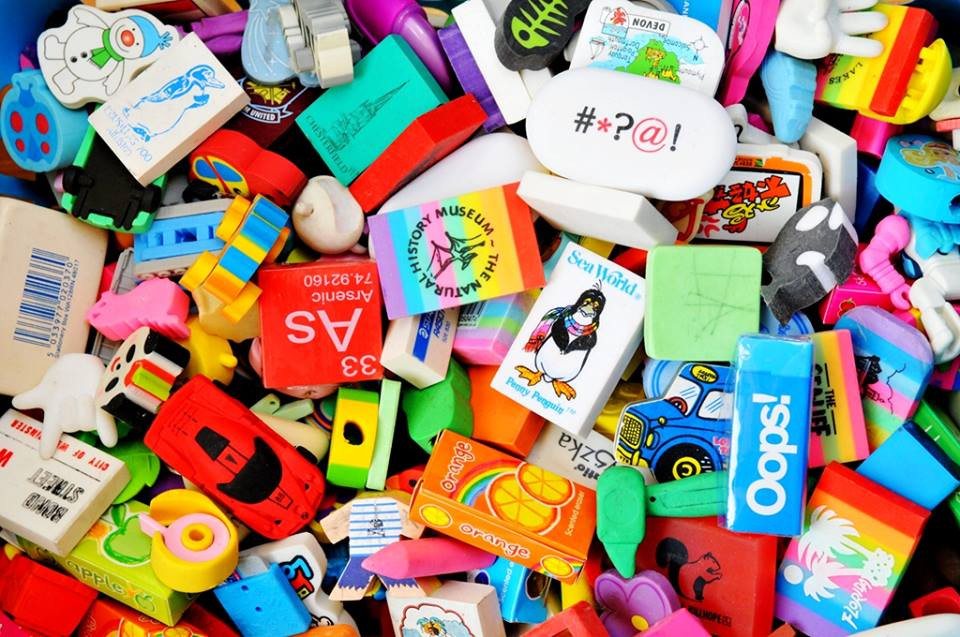 Tuy nhiên, Matthew vẫn còn cả quãng đường dài cố gắng phía trước bởi một người phụ nữ ở Đức đang sở hữu 19.000 cục tẩy. (Nguồn: CCTVNews)