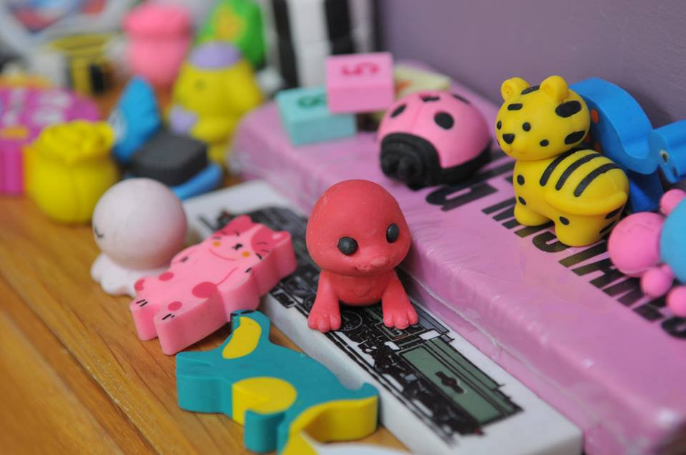 Hiện tại, Matthew đang sở hữu hơn 3.500 cục tẩy bao gồm những món quà mua từ chuyến đi vòng quanh thế giới, mua qua mạng và từ gia đình. Toàn bộ bộ sưu tập được cất trong các rổ đựng và chỉ được mang ra khi muốn trưng bày hoặc khi bạn bè tới chơi. (Nguồn: CCTVNews)