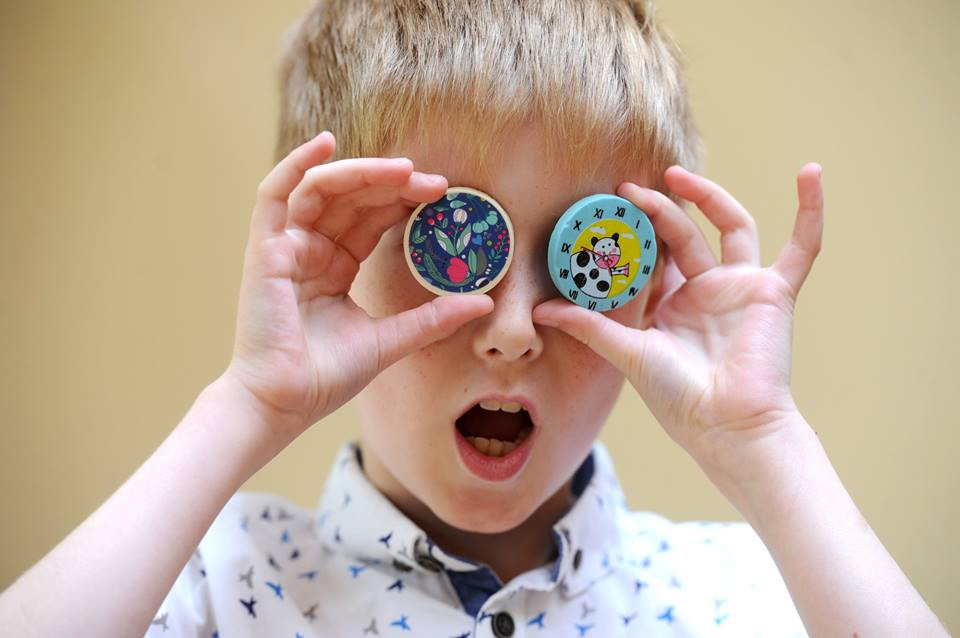 Theo mẹ của Matthew là bà Heather, ý tưởng về việc lập kỷ lục lóe lên trong đầu cậu bé khi lần đầu tiên nhận được món quà Giáng sinh là quyển s​​ách kỷ lục Guinness từ bố mẹ. (Nguồn: CCTVNews)