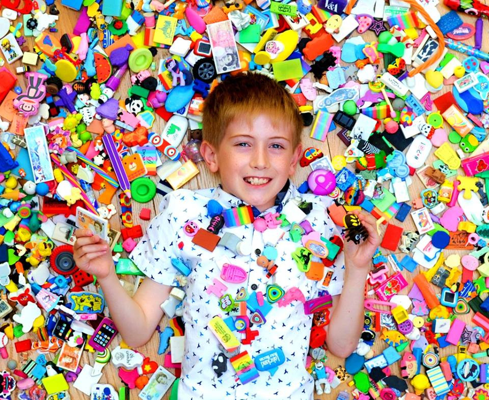 Matthew Waring, cậu bé 9 tuổi ở Lancashire (Anh) đã ghi tên mình trong sách kỷ lục Guinness thế giới nhờ bộ sưu tập tẩy. (Nguồn: CCTVNews)