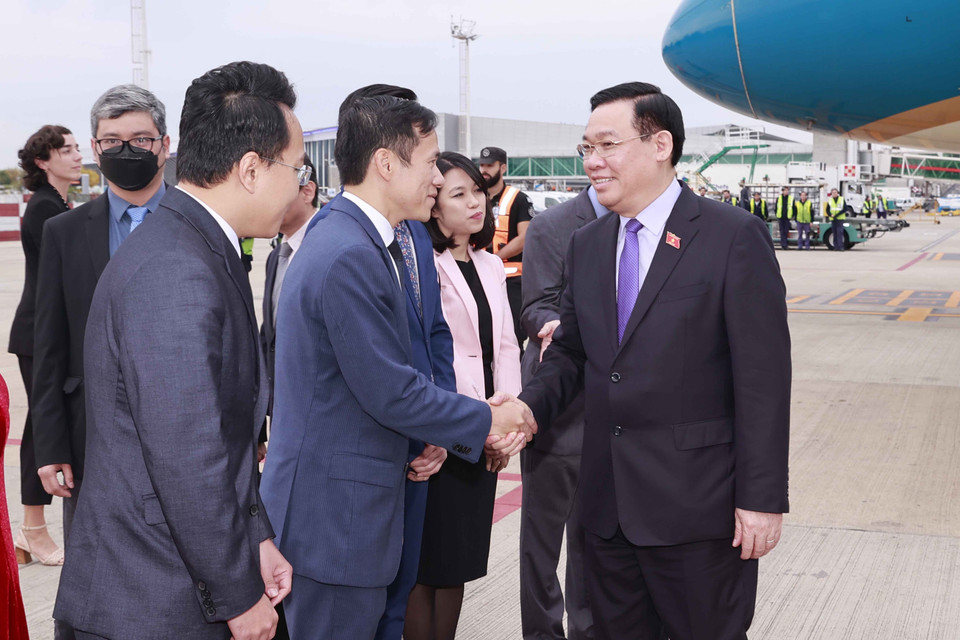 Lễ đón Chủ tịch Quốc hội Vương Đình Huệ tại sân bay quốc tế Ministro Pistarini (Ezeiza Airport) thủ đô Buenos Aires (Argentina). (Ảnh: Doãn Tấn/TTXVN)