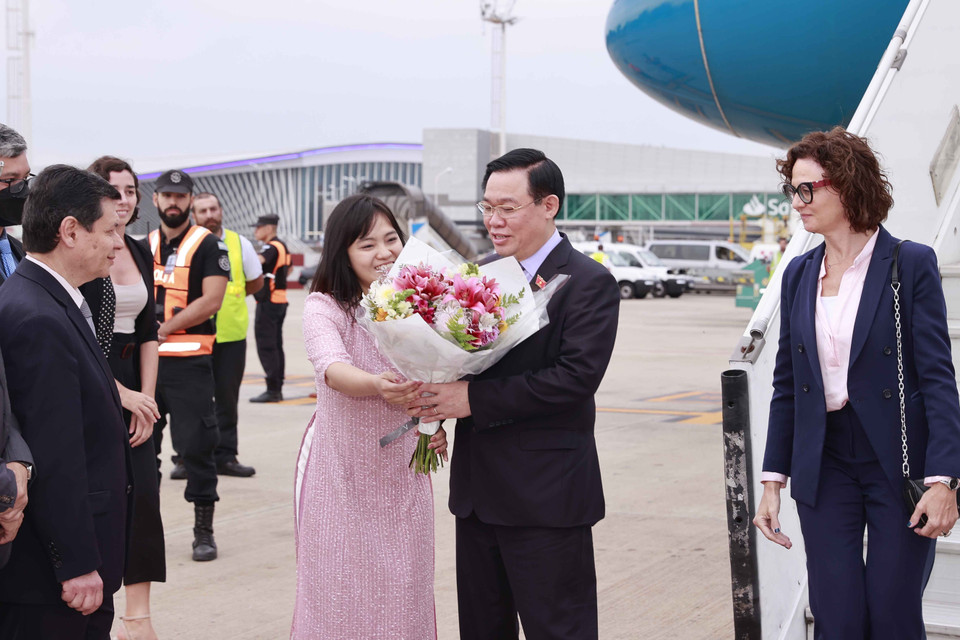 Lễ đón Chủ tịch Quốc hội Vương Đình Huệ tại sân bay quốc tế Ministro Pistarini (Ezeiza Airport) thủ đô Buenos Aires (Argentina). (Ảnh: Doãn Tấn/TTXVN)