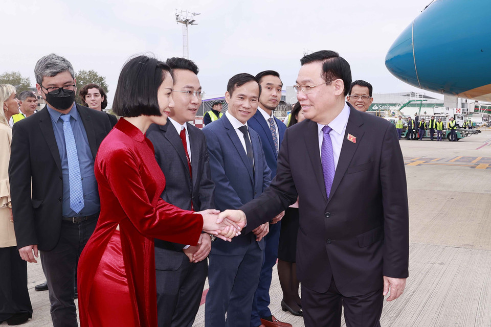 Chiều 23/4 (theo giờ địa phương), Chủ tịch Quốc hội Vương Đình Huệ cùng đoàn đại biểu cấp cao Quốc hội Việt Nam đến thủ đô Buenos Aires, bắt đầu thăm chính thức Argentina từ ngày 23/4 đến 26/4/2023. (Ảnh: Doãn Tấn/TTXVN)