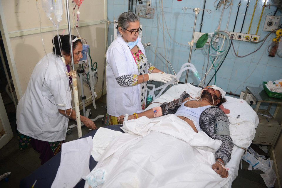 Điều trị cho người bị thương trong vụ tai nạn tàu hỏa lao vào đám đông ở Amritsar, Ấn Độ ngày 19/10/2018. (Nguồn: AFP/ TTXVN)