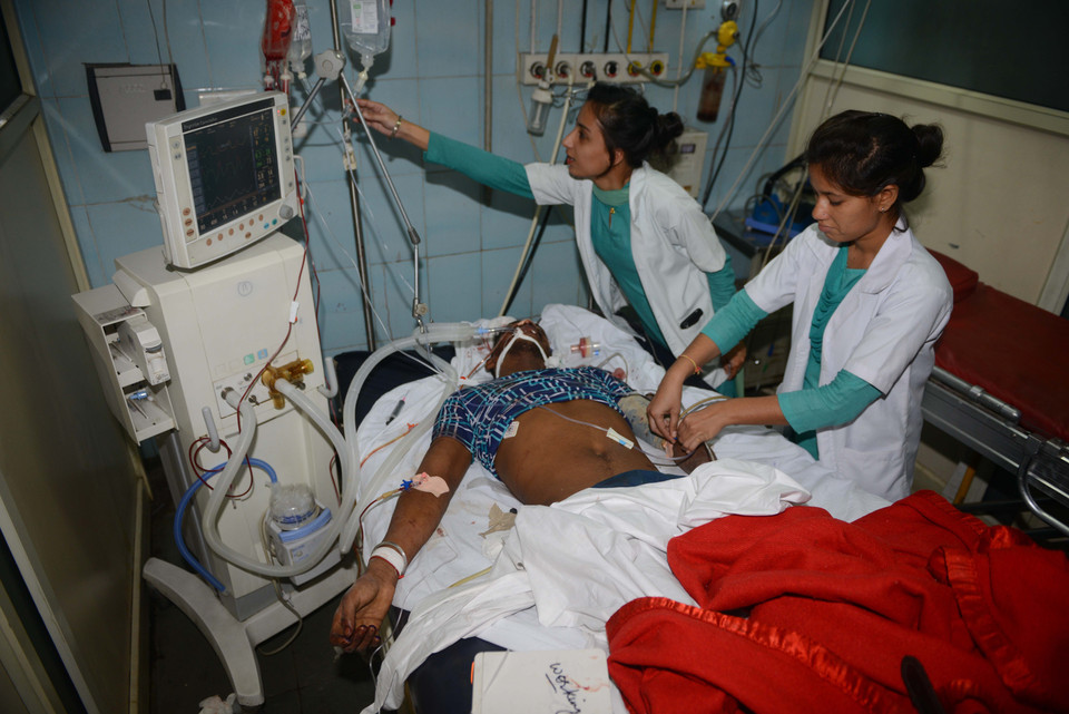 Điều trị cho người bị thương trong vụ tai nạn tàu hỏa lao vào đám đông ở Amritsar, Ấn Độ ngày 19/10/2018. (Nguồn: AFP/ TTXVN)