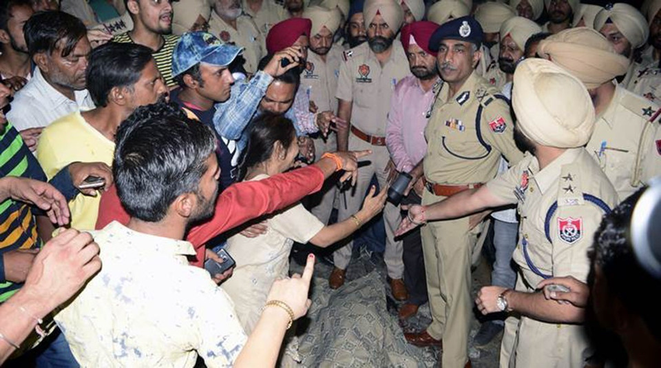 Cảnh sát điều tra tại hiện trường vụ tai nạn tàu hỏa lao vào đám đông ở Amritsar ngày 19/10/2018. (Nguồn: INDIAN EXPRESS/TTXVN)