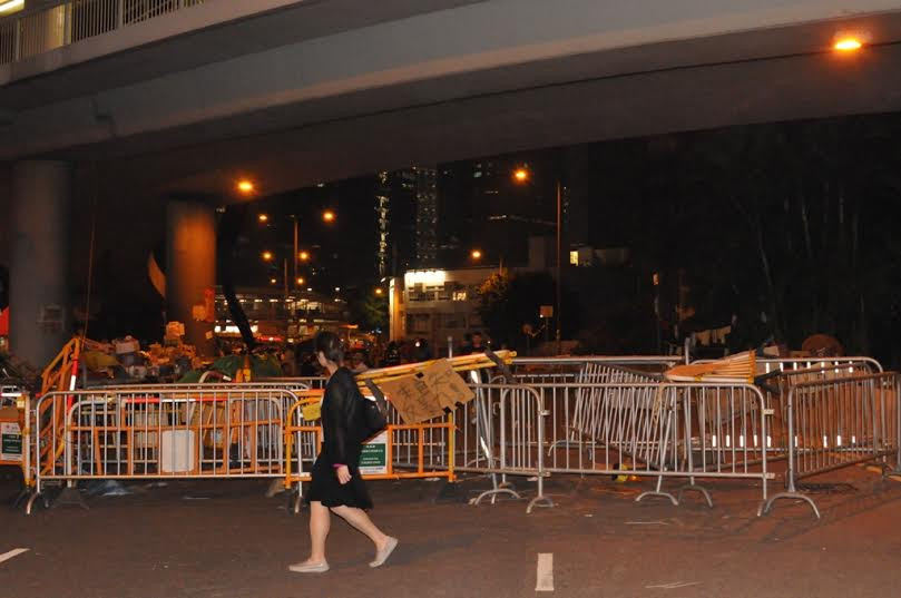 Đường Hacourt dẫn vào trung tâm của cuộc biểu tình, tối nay vắng hơn hẳn mấy ngày trước. 