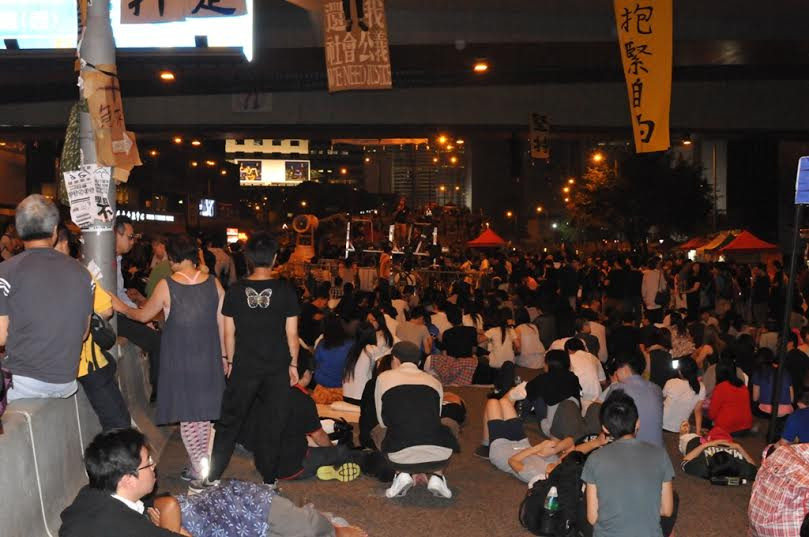 Khu vực hiện tập trung đông người biểu tình nhất là khu vực quanh tòa nhà chính quyền đặc khu.