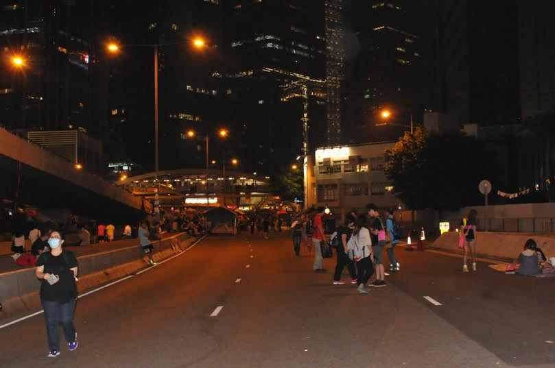 Người biểu tình trên đường Hacourt tối nay giống như những khách du lịch.