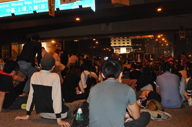 Kẻ đứng, người ngồi, thậm chí có cả người nằm nghe những nhà hoạt động diễn thuyết.