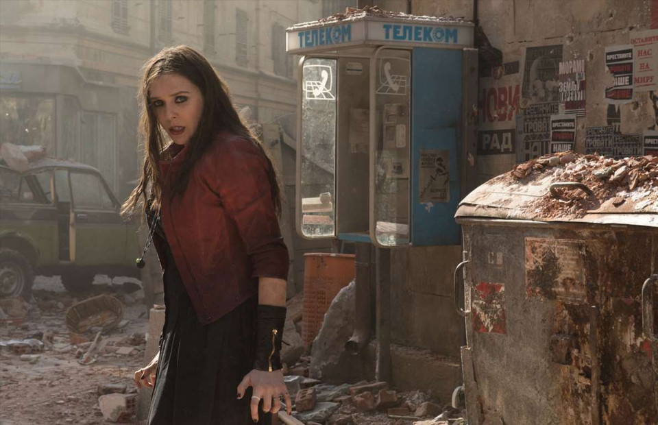Scarlet Witch (diễn viên Elizabeth Olsen) là phù thủy có khả năng thao túng tâm trí của người khác (giống Jean trong X-Men), chính cô đã làm các thành viên Avengers lục đục nội bộ rồi đánh nhau nảy lửa. (Nguồn: Marvel)