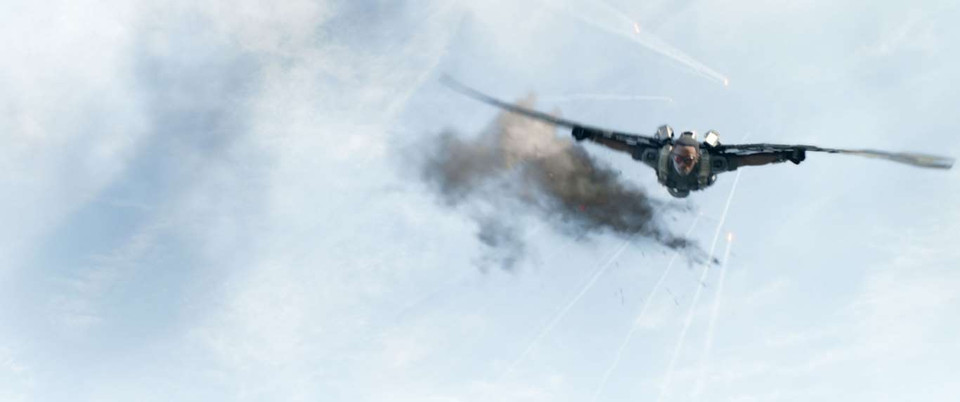 Falcon (diễn viên Anthony Mackie) có đôi cánh sắt tự chế tạo và khả năng thần giao cách cảm để kiểm soát các loài chim. (Nguồn: Rex)