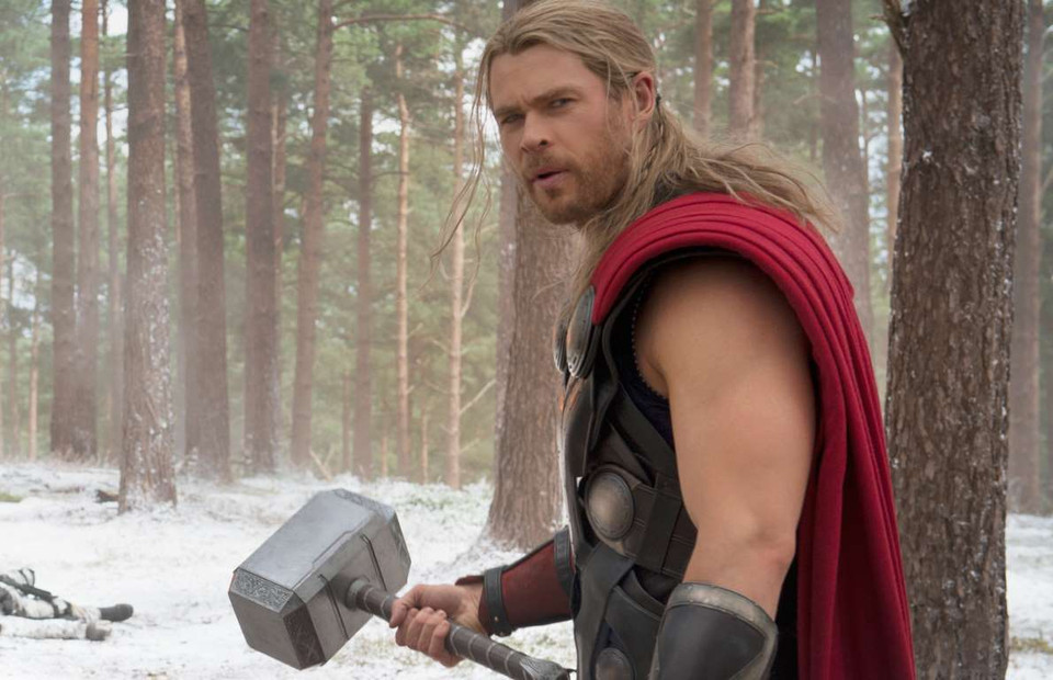 Thor (diễn viên Chris Hemsworth) sở hữu chiếc búa có sức mạnh vô song. (Nguồn: Marvel)