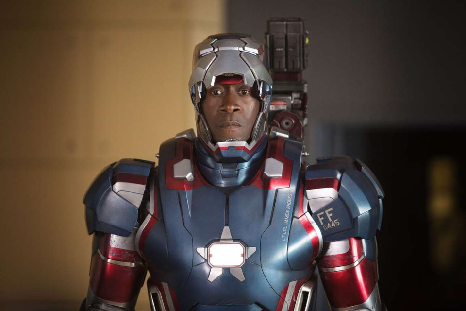 Viên đại tá quân đội James Rhodes (diễn viên Don Cheadle) sở hữu áo giáp sắt Patriot với sức mạnh đáng sợ. (Nguồn: AP)